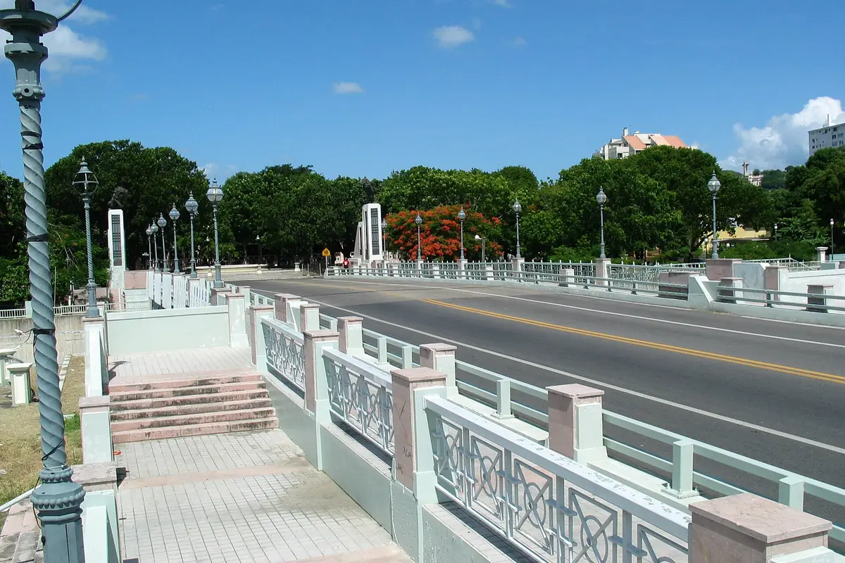 Town photo of Ponce, not of the business