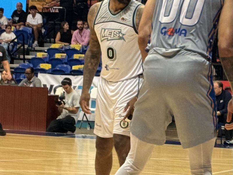 Demarcus Cousins playing basketball with the Mets de Guaynabo