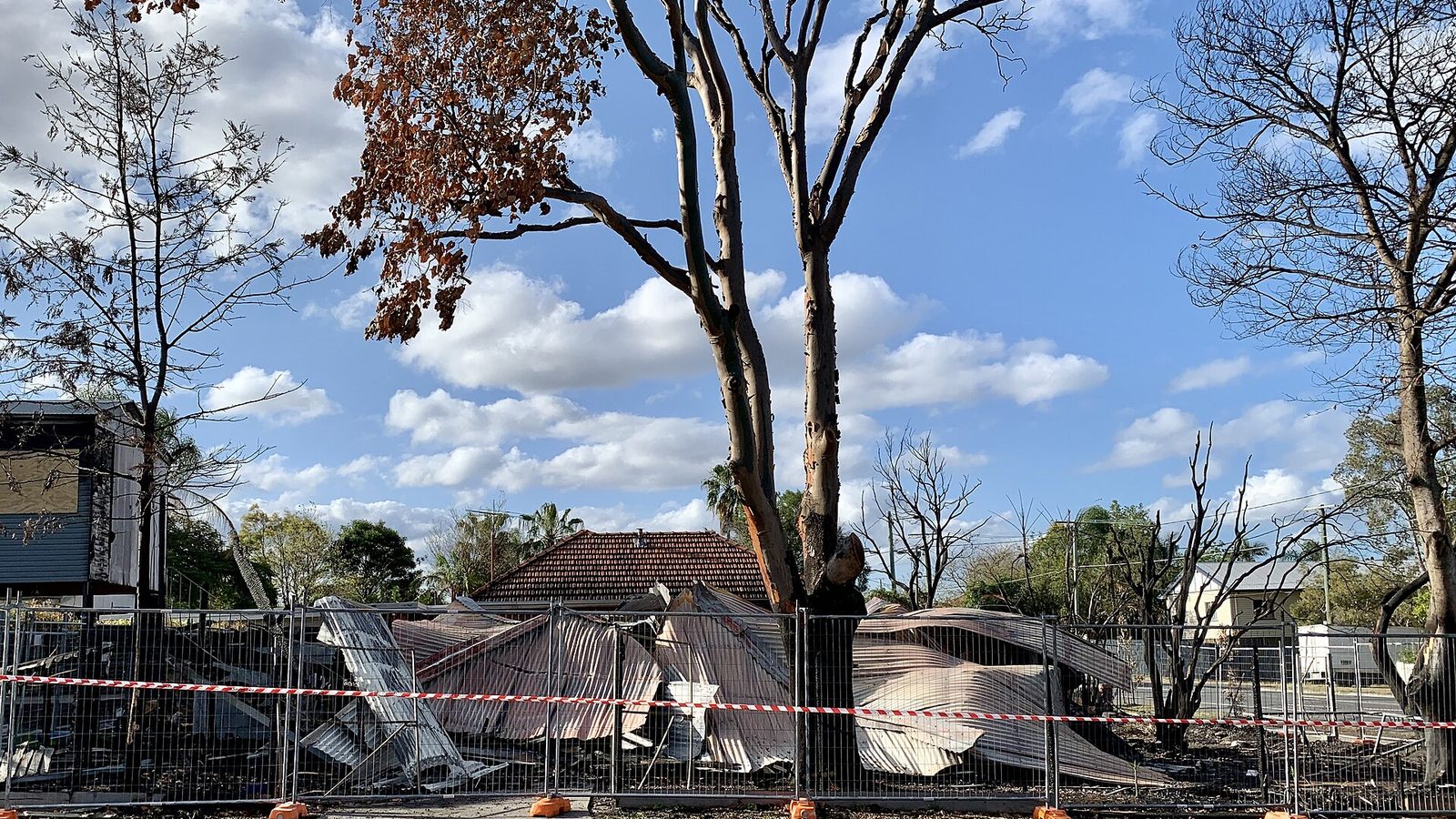 Casa de madera dañada por incendio