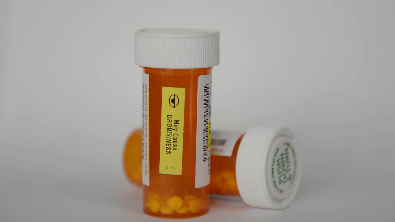 Personal de la DEA recolectando medicamentos recetados sin usar durante un evento del Día Nacional de Recolección de Medicamentos Recetados