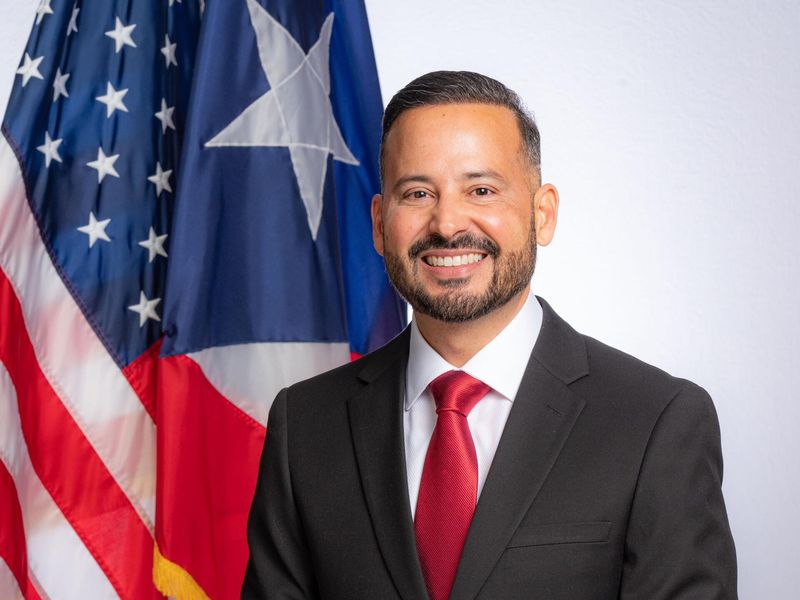 Official portrait of Senator Luis Javier Hernández