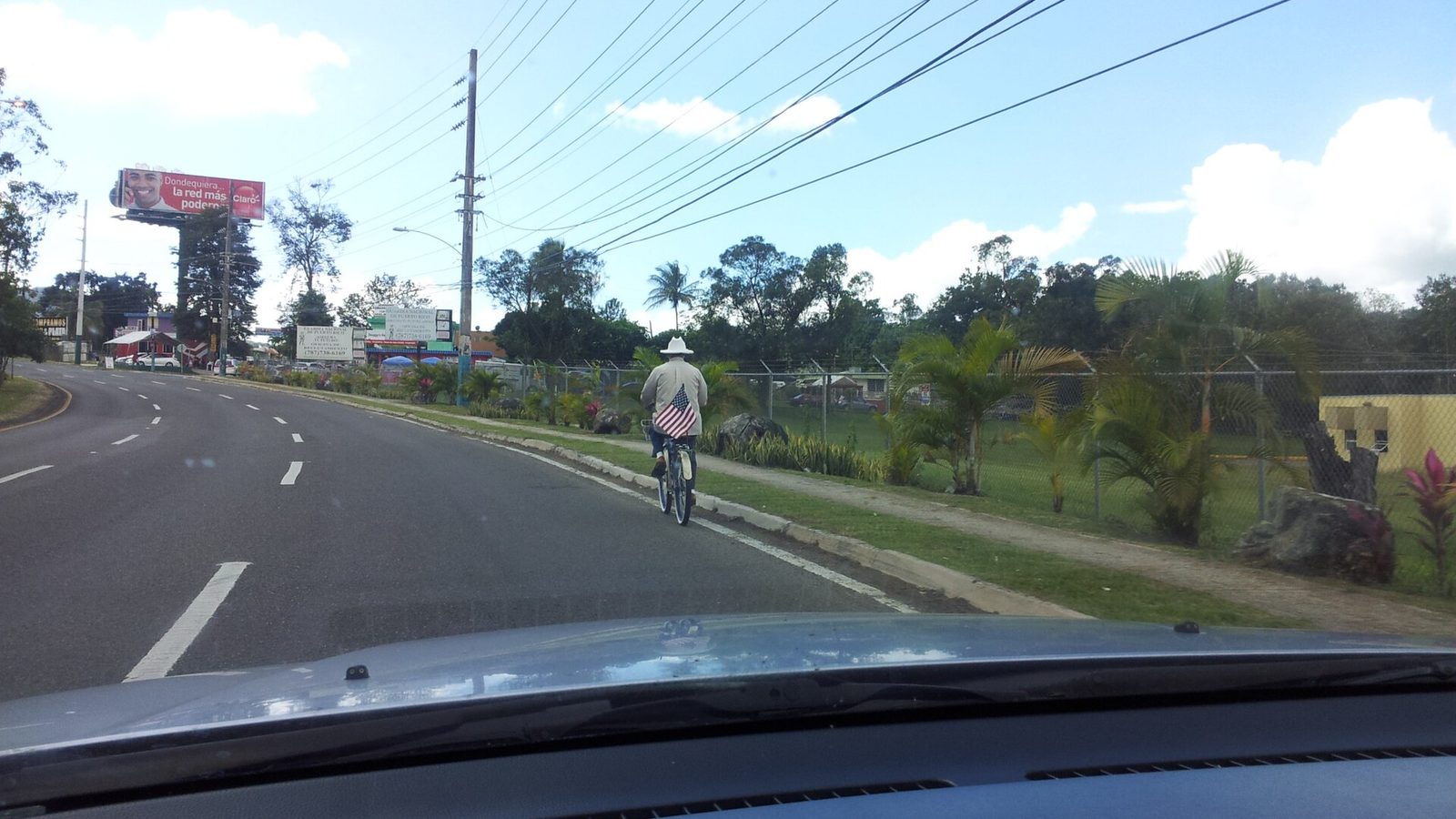 Ciclista montando en una carretera en Cayey, Puerto Rico