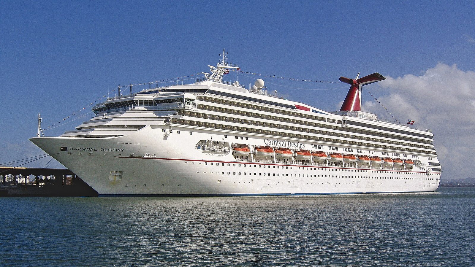 A cruise ship docked in San Juan (2004)