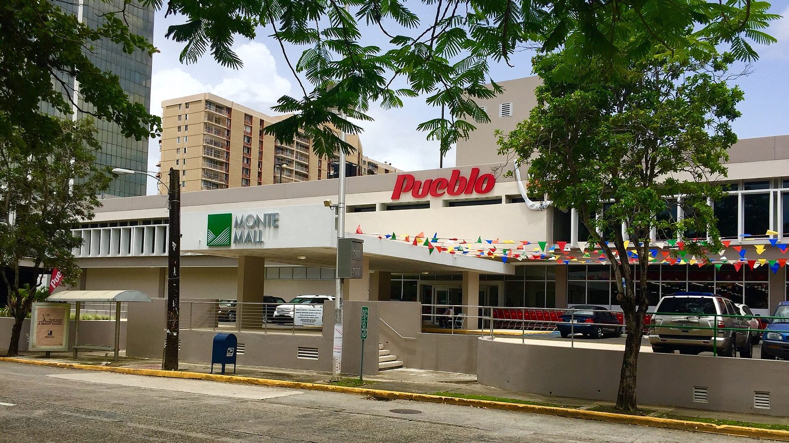 El Monte Mall and its Pueblo supermarket, San Juan