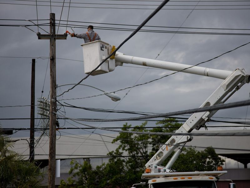 A utility crew at work on power poles in Ponce (2008)