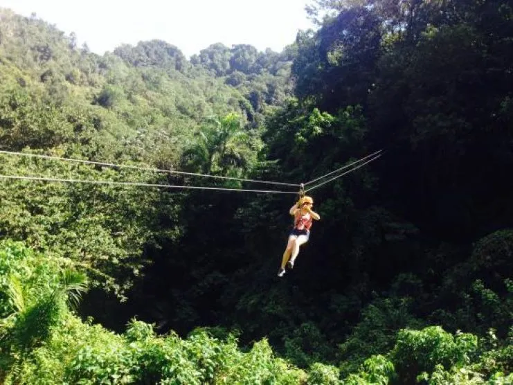 Tirolesa de Batey Adventures en Utuado