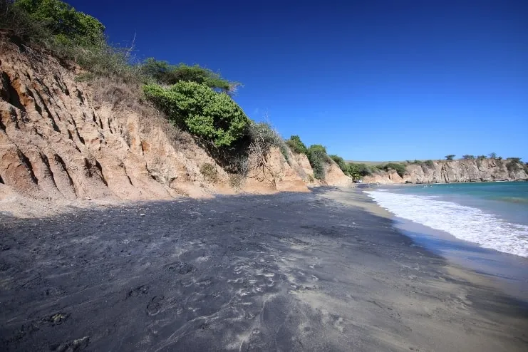 imagen de una playa de arena negra