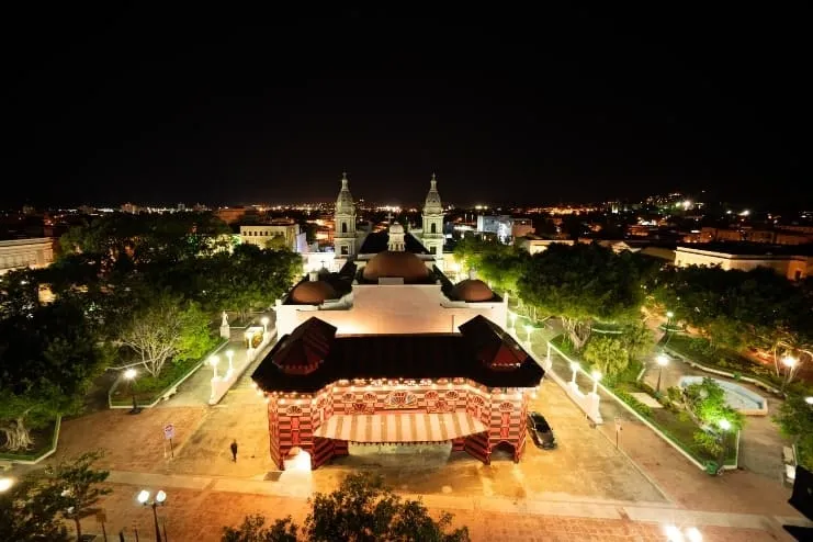 imagen de calles de ciudad caribeña de noche
