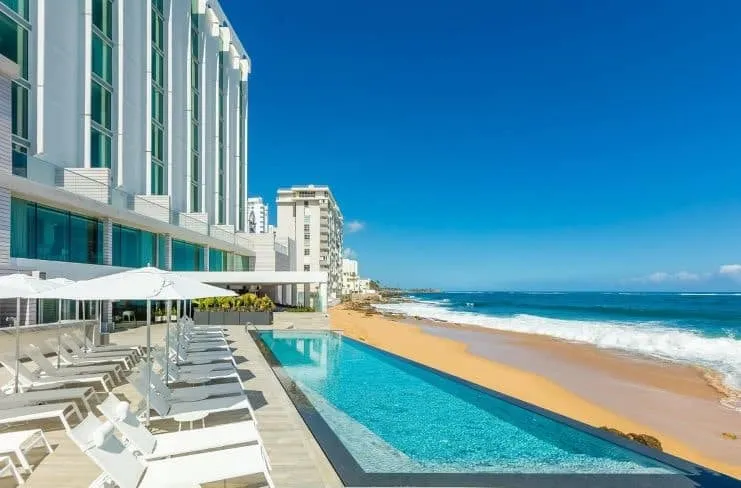 imagen de una piscina con vista a la playa