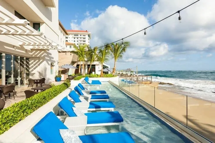 imagen de una piscina con vista a la playa