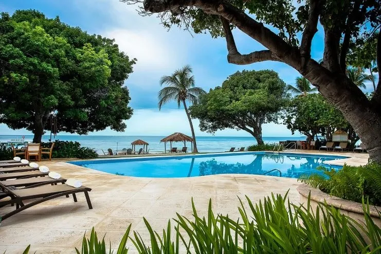 imagen de una piscina con vista a la playa