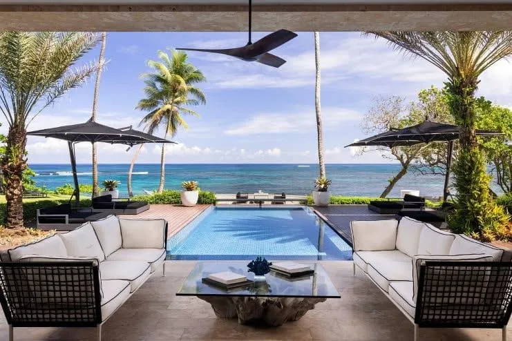 imagen de una piscina con vista a la playa