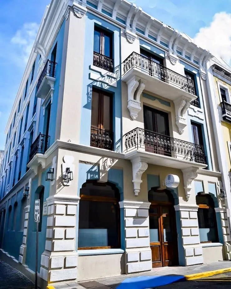 imagen de la entrada del hotel