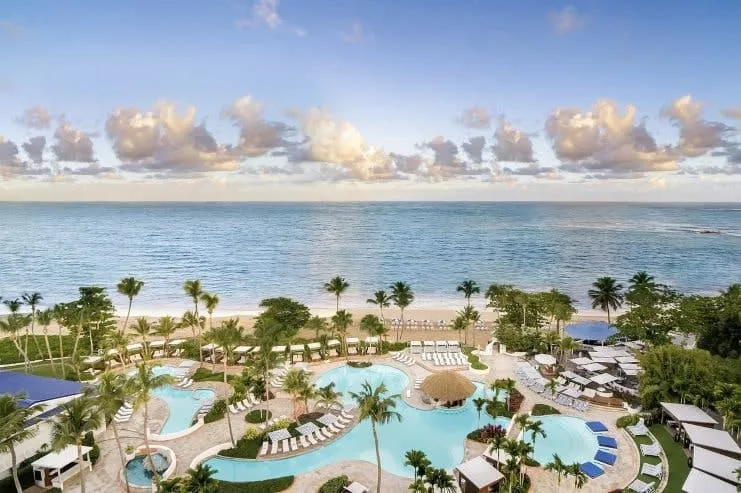 imagen de un hotel de playa