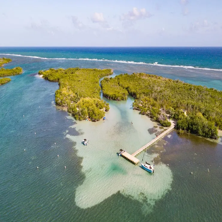 imagen aérea con dron de la isla Gilligan