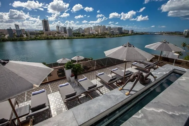 imagen del área de la piscina