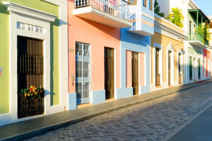 imagen que muestra la calle colorida en el Viejo San Juan