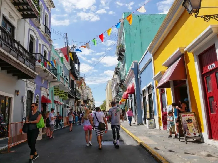 imagen que muestra la calle colorida en el Viejo San Juan
