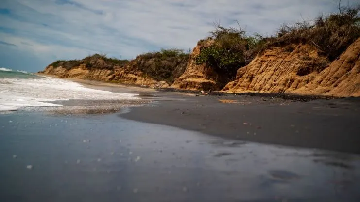 imagen de la playa de arena negra