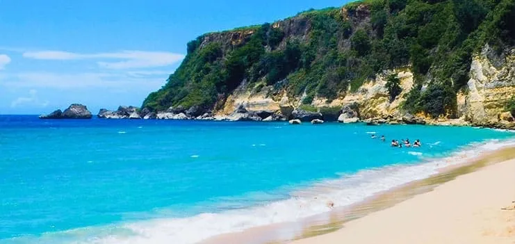 imagen de una playa con montaña