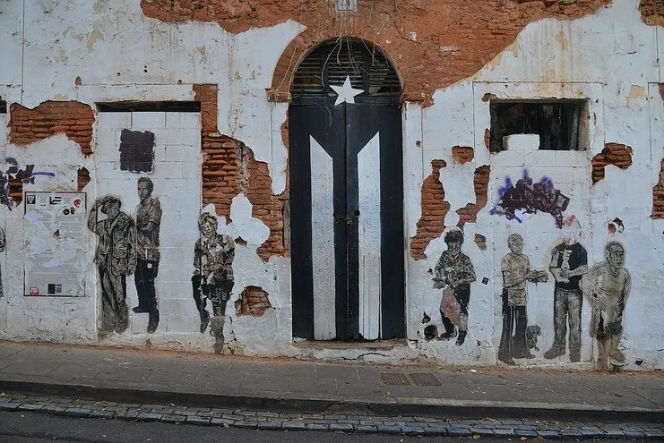 imagen de una puerta con la bandera de Puerto Rico