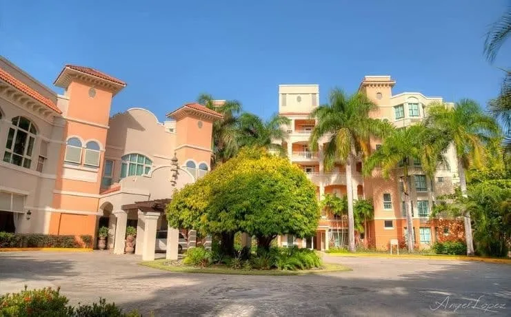 imagen de la entrada del hotel
