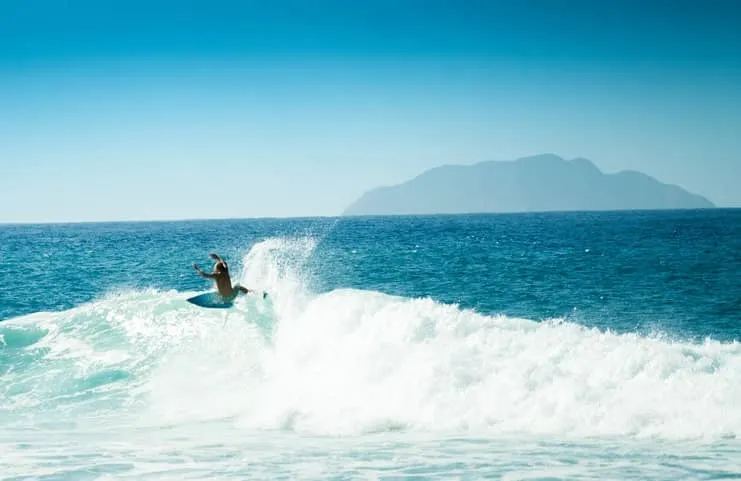 imagen de persona haciendo surf