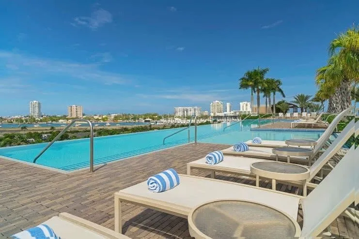 imagen de una piscina