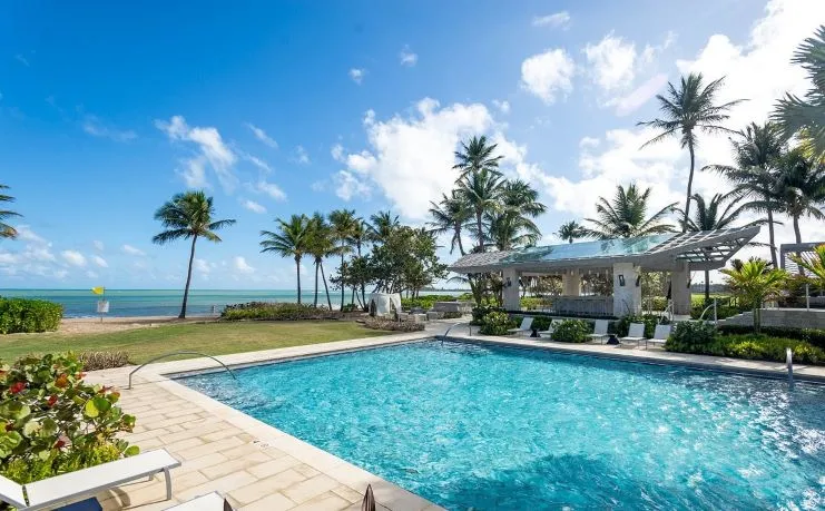 imagen de una piscina con vista a la playa
