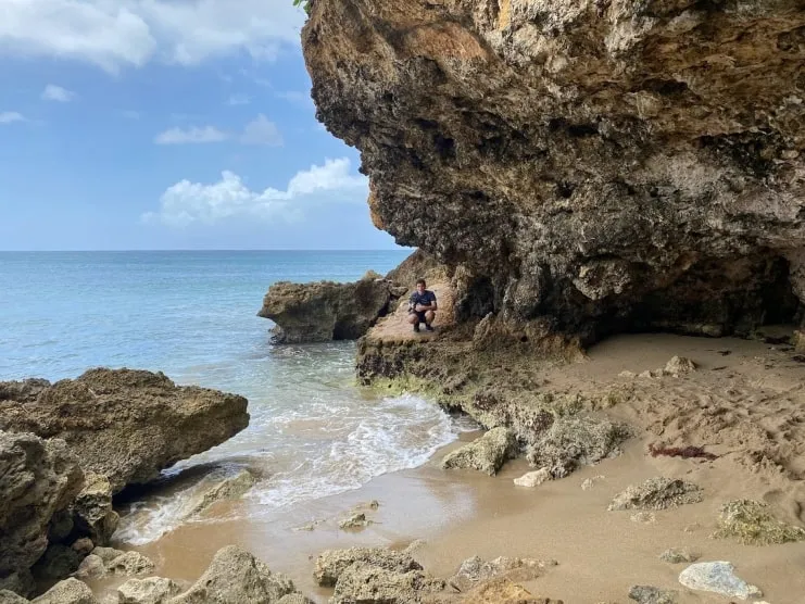Playa con formación de roca