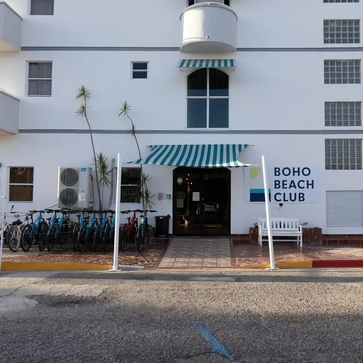 imagen de la entrada del hotel
