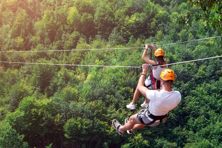 imagen de gente haciendo zipline