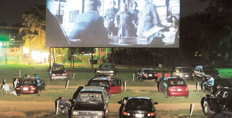 imagen de gente viendo películas en un drive-in