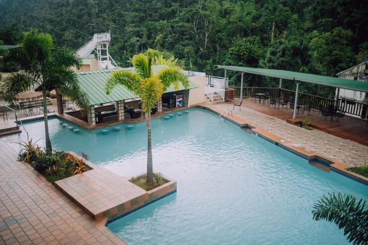 imagen de un resort en las montañas