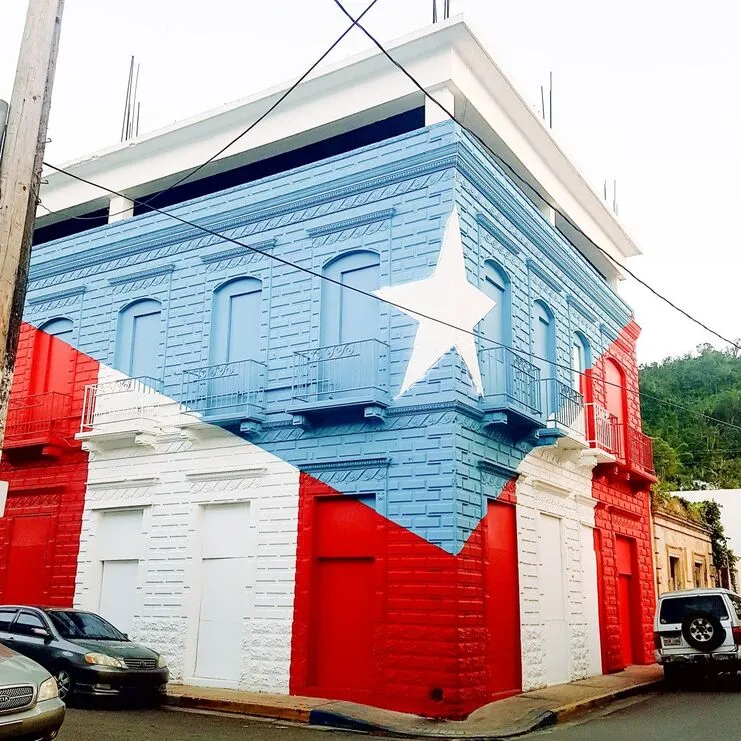 imagen de un edificio con mural