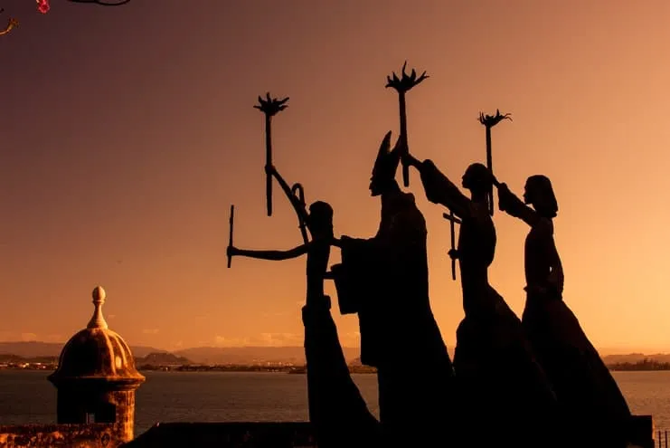 imagen de una estatua y el atardecer