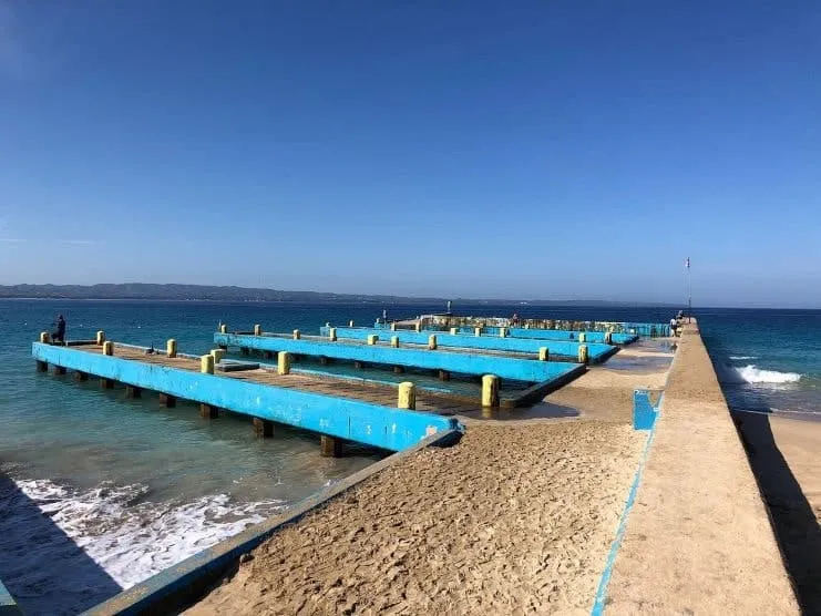 imagen de un muelle en la playa