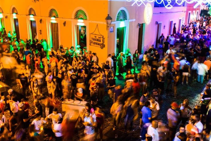 imagen que muestra la calle San Sebastián en el Viejo San Juan