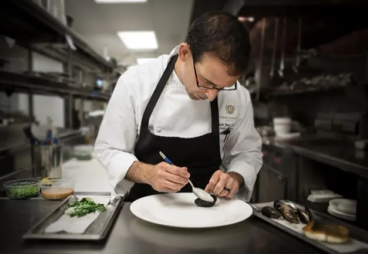 Un chef preparando comida