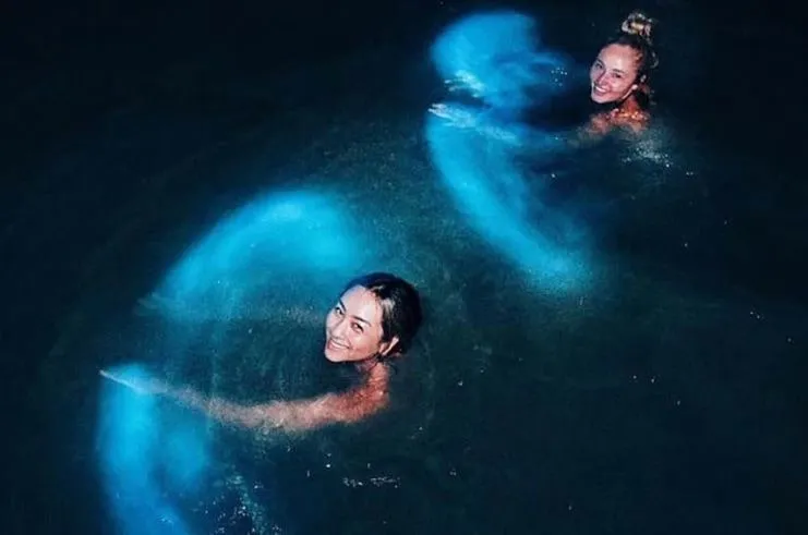 imagen de 2 chicas nadando en la Bahía de Bioluminiscencia de La Parguera