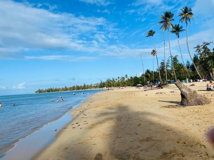 Bañistas en la playa de Luquillo