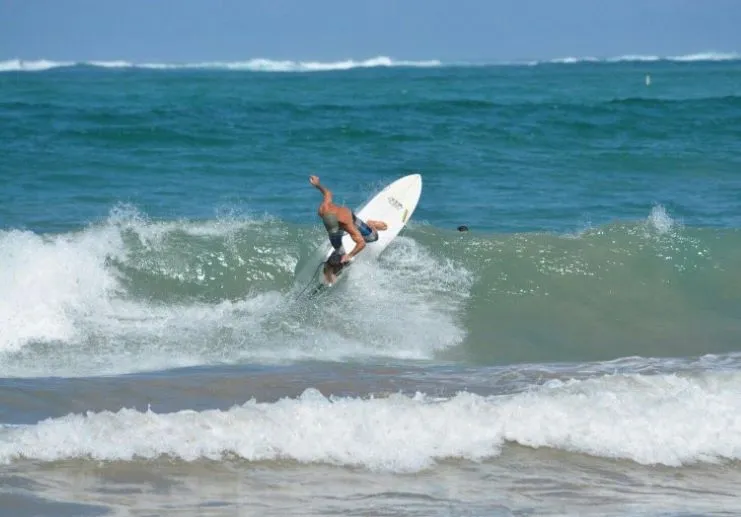 imagen de un muchacho surfeando en Pine Grove Surfing Beach