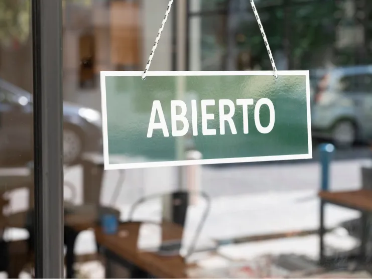 Letrero que dice Abierto en un negocio de Puerto Rico