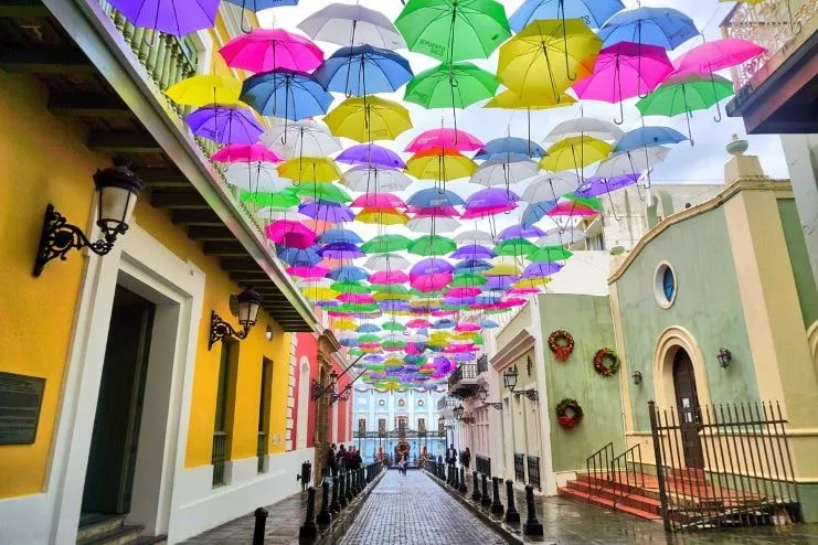 imagen de la calle de paraguas de La Fortaleza