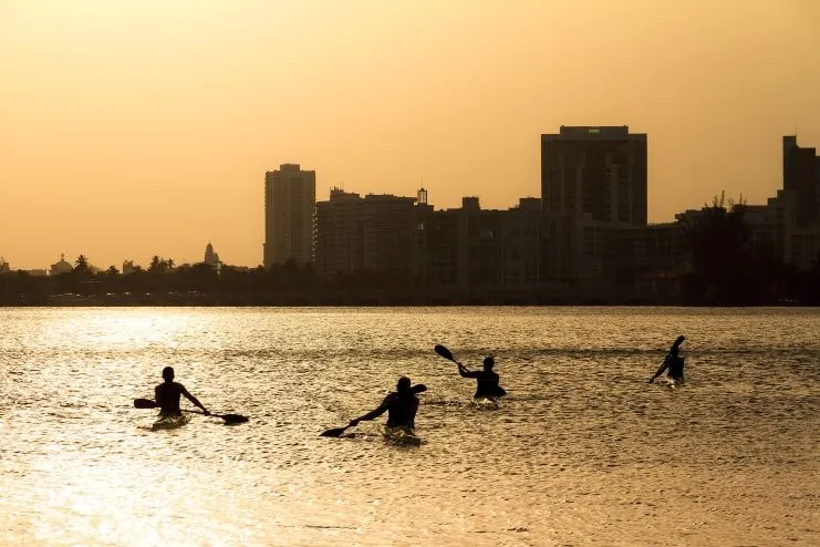 Un grupo de personas en canoa en la Laguna del Condado