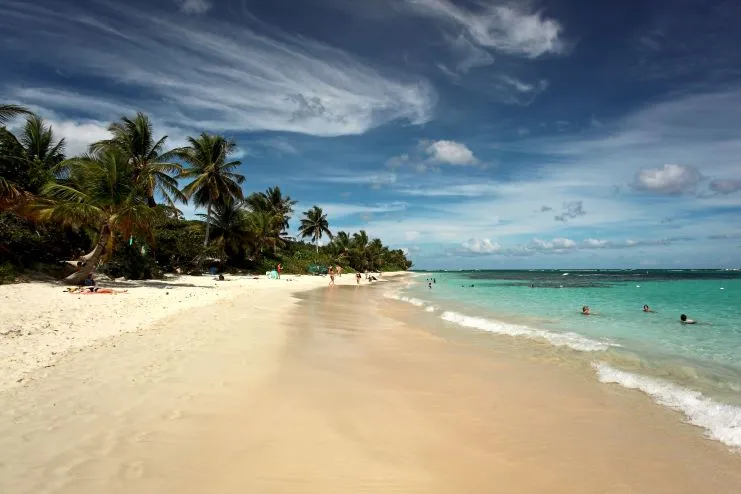 Gente caminando por Culebra