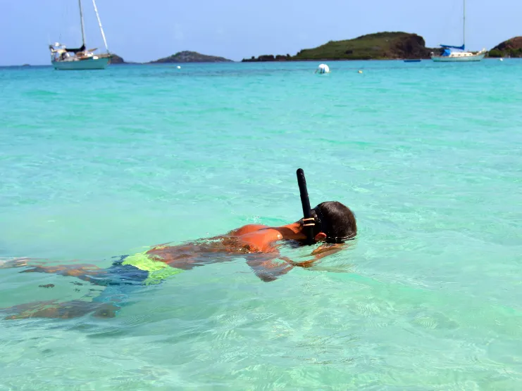 Persona haciendo snorkel frente a Culebrita