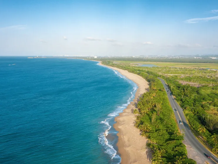 Carretera junto a la costa en Dorado