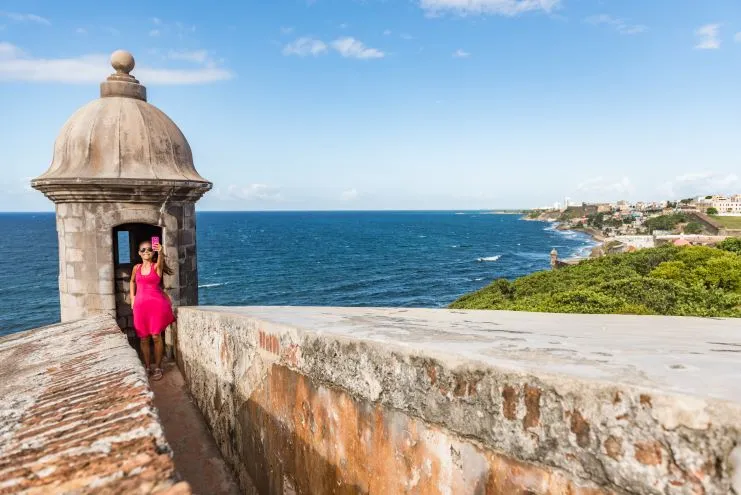 Viajera dentro de una garita de las murallas del Viejo San Juan