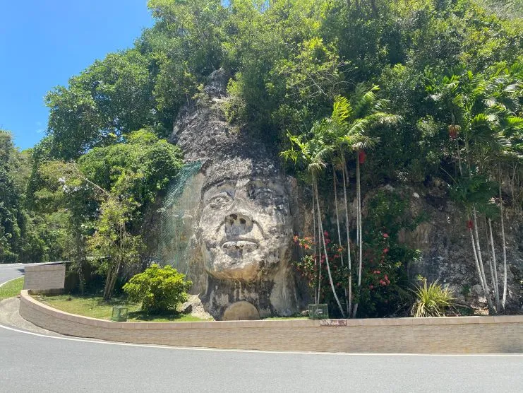 imagen de la famosa escultura de roca en Isabela, PR